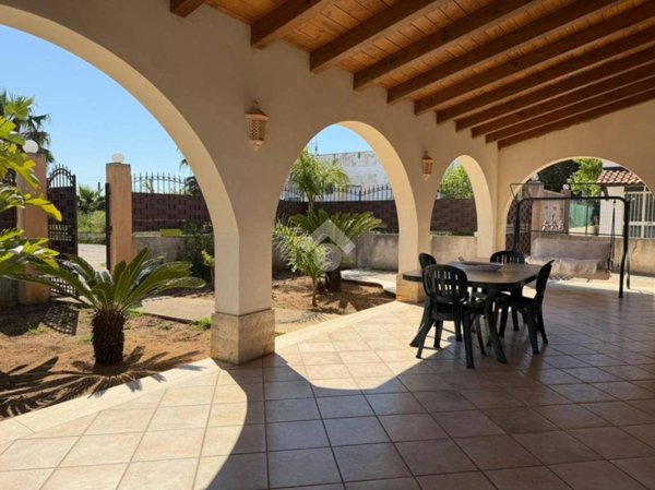 casa indipendente in vendita ad Alcamo in zona Alcamo Marina