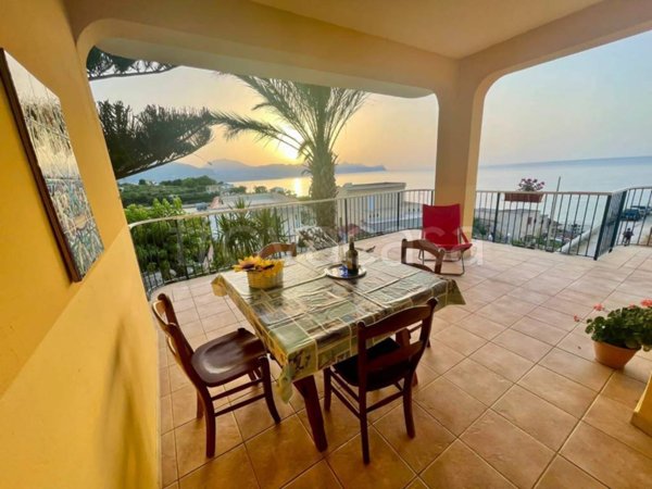 casa indipendente in vendita ad Alcamo in zona Alcamo Marina