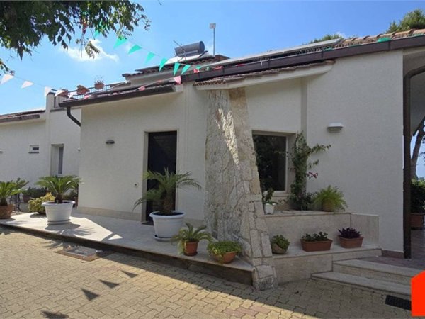 casa indipendente in vendita ad Alcamo in zona Alcamo Marina