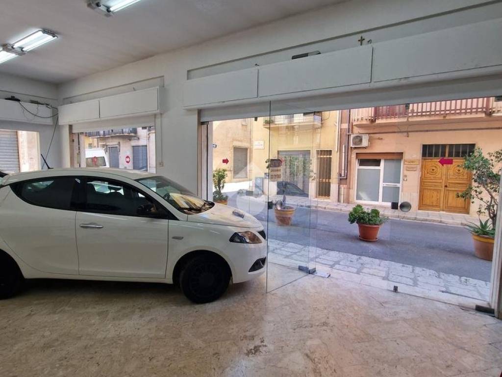 negozio in vendita ad Alcamo in zona Centro Città