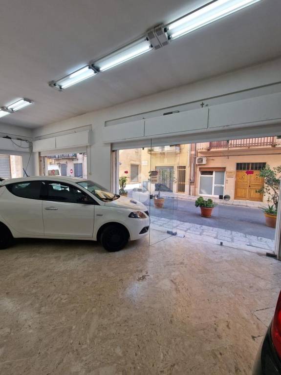 negozio in vendita ad Alcamo in zona Centro Città