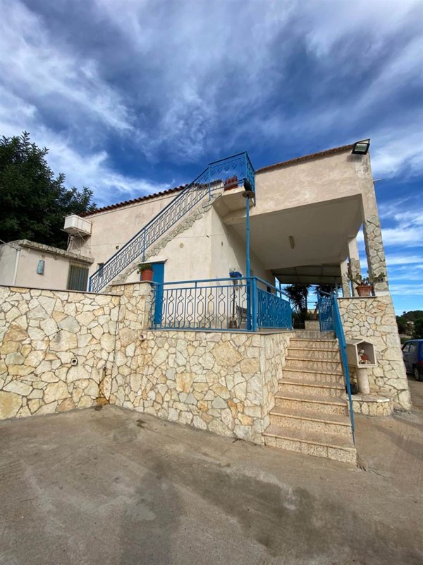 casa indipendente in vendita ad Alcamo in zona Alcamo Marina