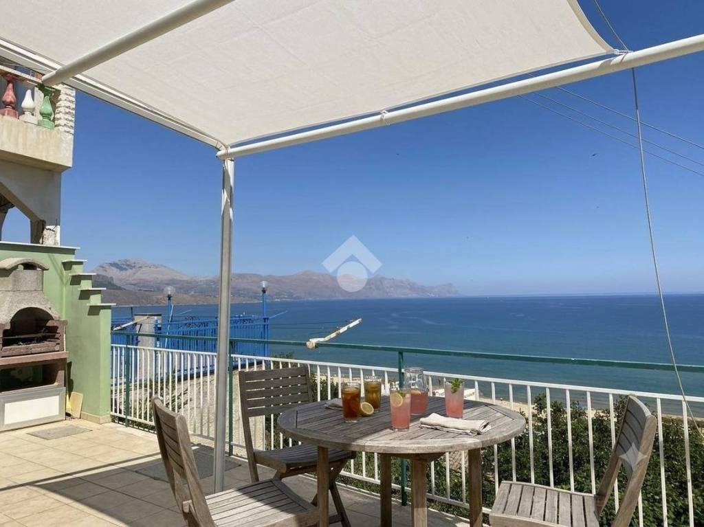 casa indipendente in vendita ad Alcamo in zona Alcamo Marina
