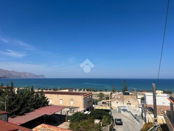 casa indipendente in vendita ad Alcamo in zona Alcamo Marina