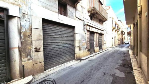 negozio in vendita ad Alcamo in zona Centro Città