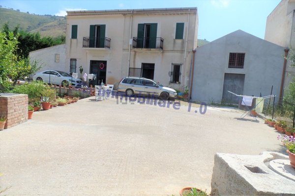 esavano in vendita a Castellammare del Golfo in zona Scopello