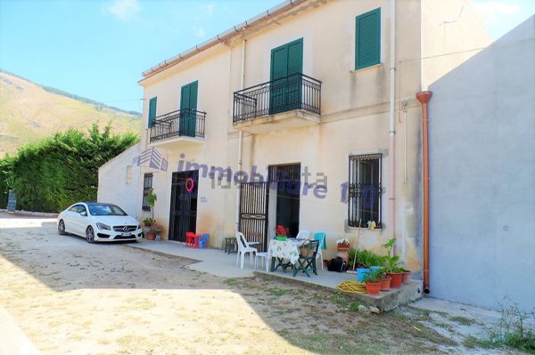 esavano in vendita a Castellammare del Golfo in zona Balata di Baida