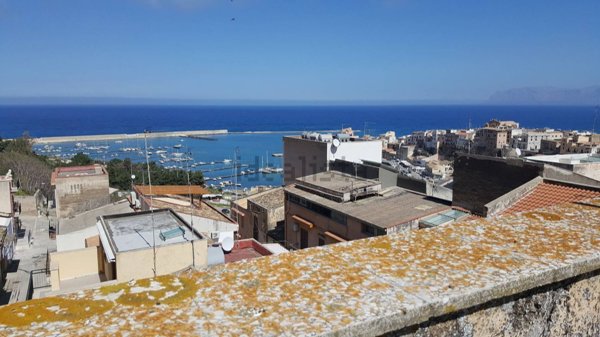 pentavano in vendita a Castellammare del Golfo