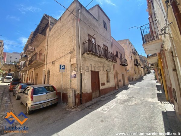 pentavano in vendita a Castellammare del Golfo