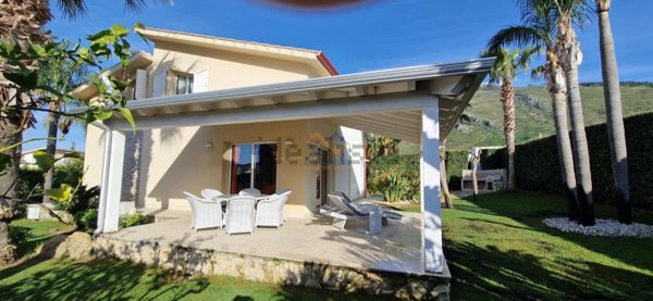 casa indipendente in vendita a Castellammare del Golfo in zona Scopello