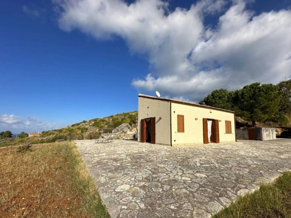 casa indipendente in vendita a Castellammare del Golfo in zona Scopello