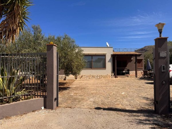 intera palazzina in vendita a Castellammare del Golfo in zona Scopello