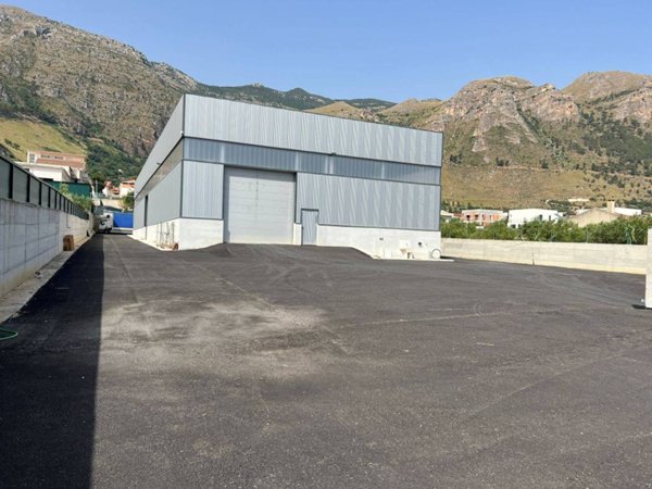 locale commerciale in vendita a Castellammare del Golfo