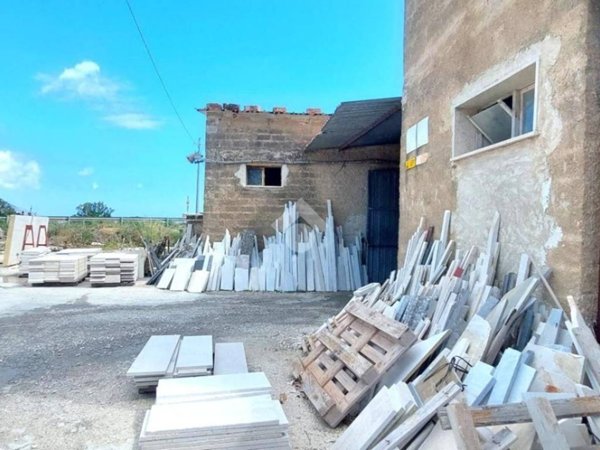 locale commerciale in vendita a Castellammare del Golfo