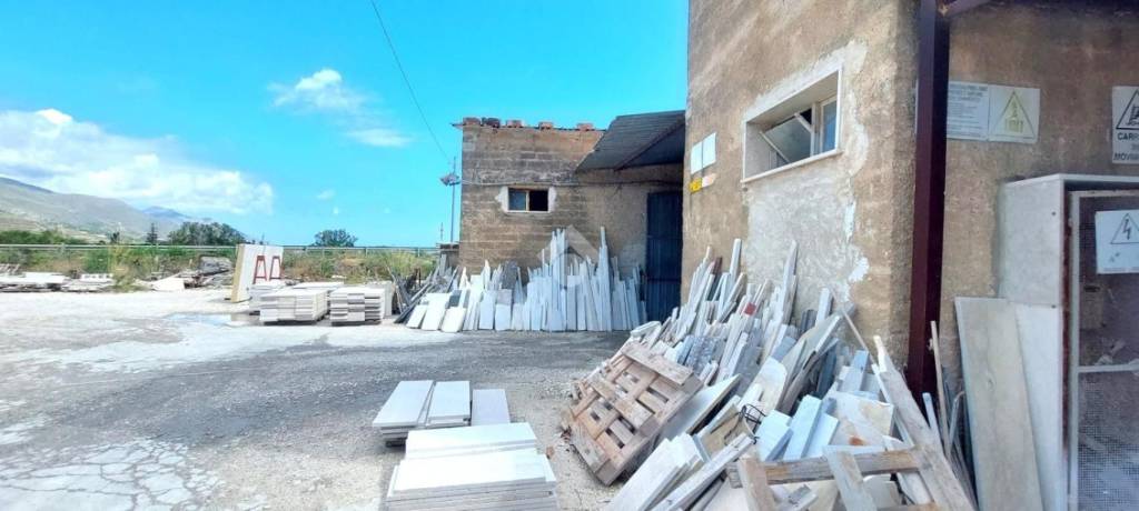locale commerciale in vendita a Castellammare del Golfo