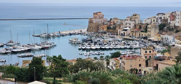 intera palazzina in vendita a Castellammare del Golfo in zona Scopello