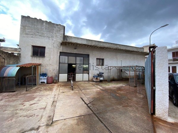 locale commerciale in vendita a Castelvetrano