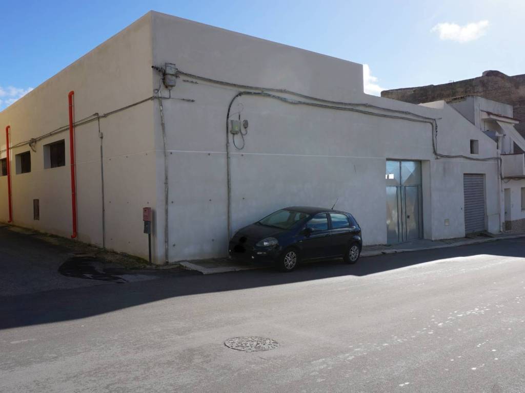 locale commerciale in vendita a Castelvetrano