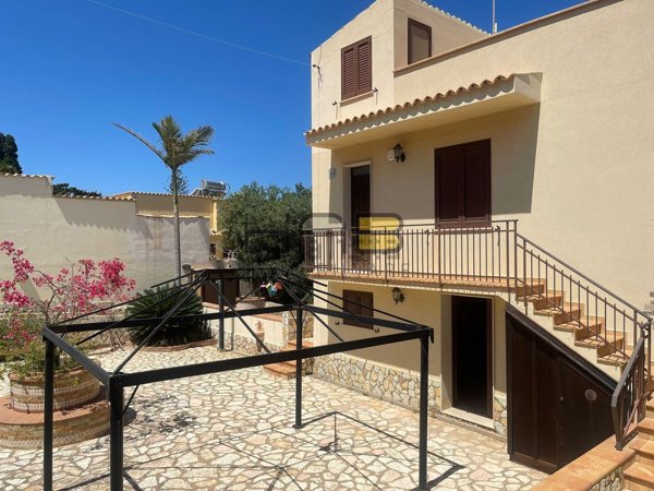 casa indipendente in vendita ad Erice in zona Pizzolungo