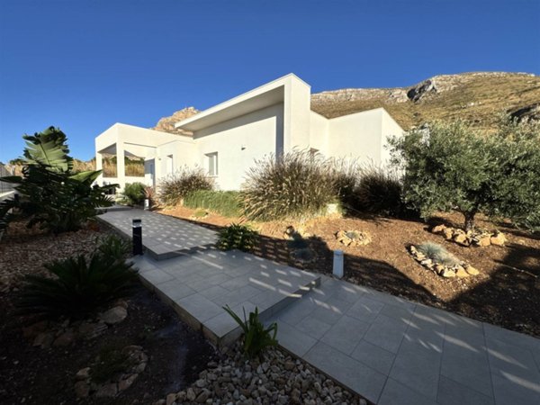 casa indipendente in vendita ad Erice in zona Pizzolungo