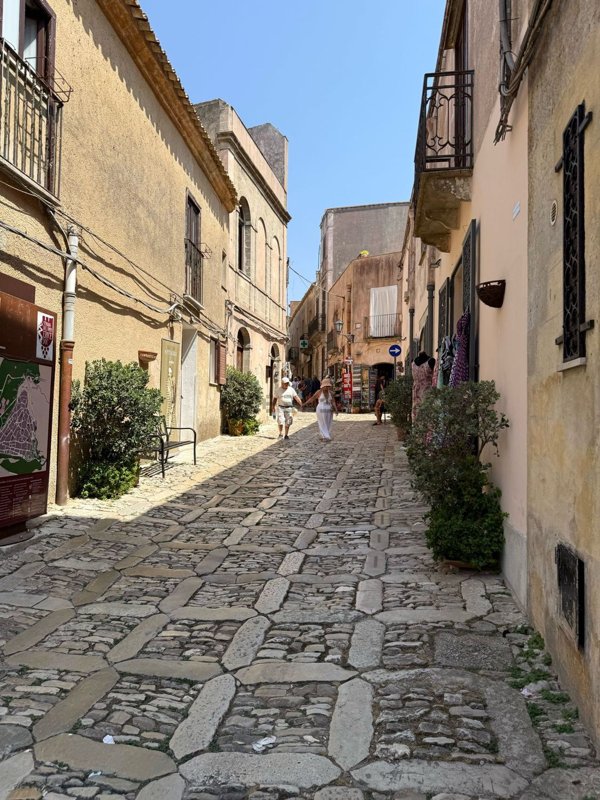 locale di sgombero in vendita ad Erice