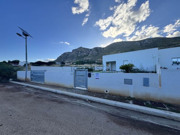 casa indipendente in vendita ad Erice in zona Pizzolungo