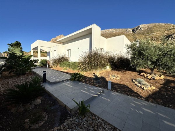 casa indipendente in vendita ad Erice in zona Pizzolungo