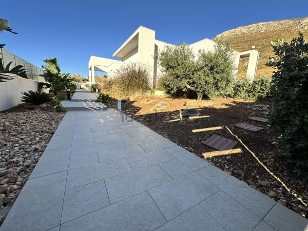 casa indipendente in vendita ad Erice in zona Pizzolungo