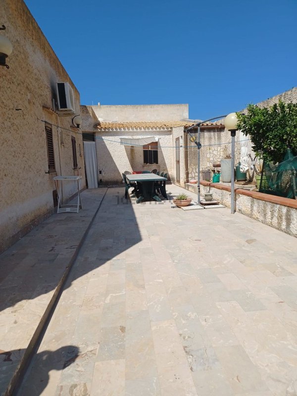 esavano in vendita ad Erice in zona Pizzolungo
