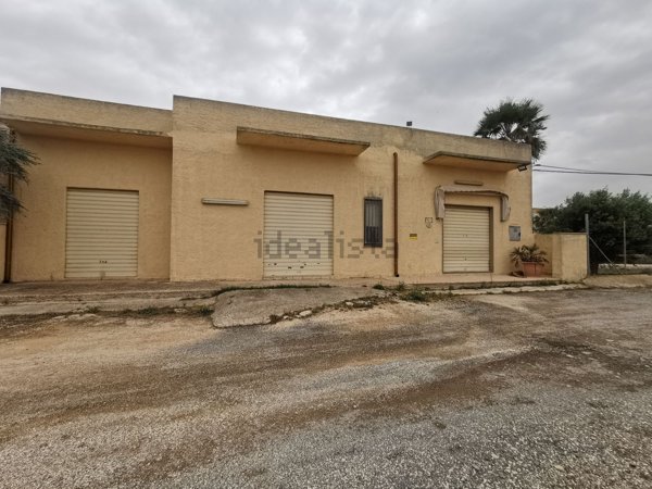 locale commerciale in vendita a Marsala in zona Strasatti