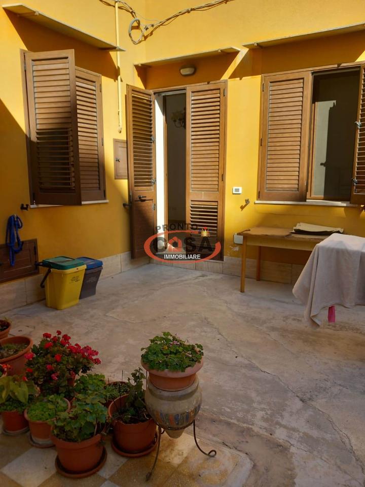 negozio in vendita a Marsala in zona Centro Storico