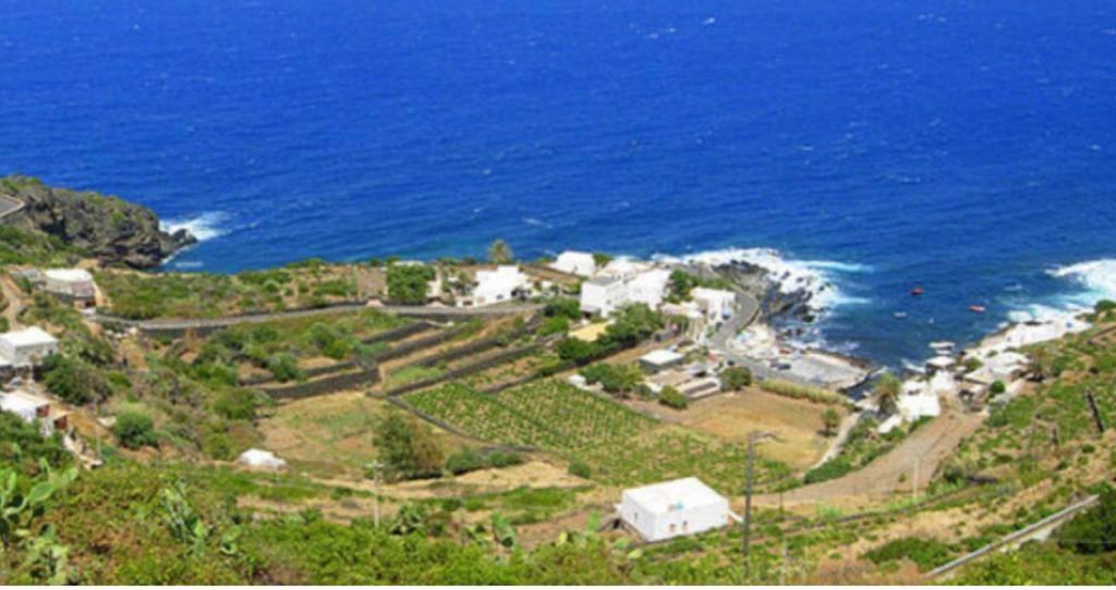 terreno edificabile in vendita a Pantelleria in zona Gadir