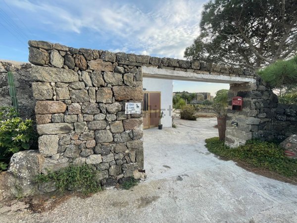 pentavano in vendita a Pantelleria
