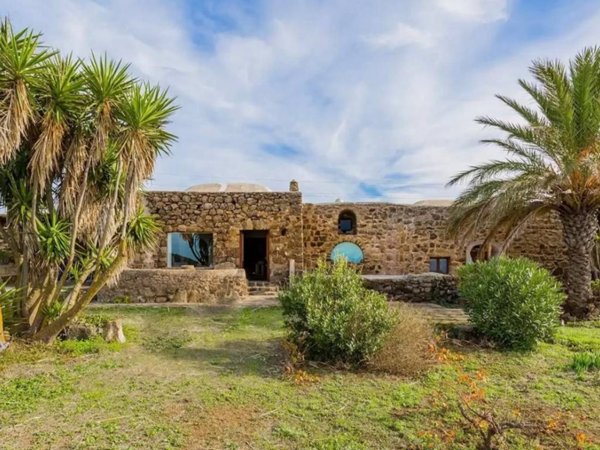casa indipendente in vendita a Pantelleria in zona Gadir