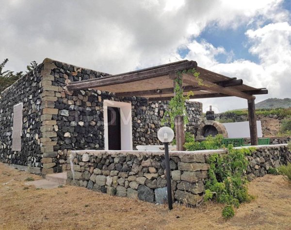 locale di sgombero in vendita a Pantelleria in zona Scauri
