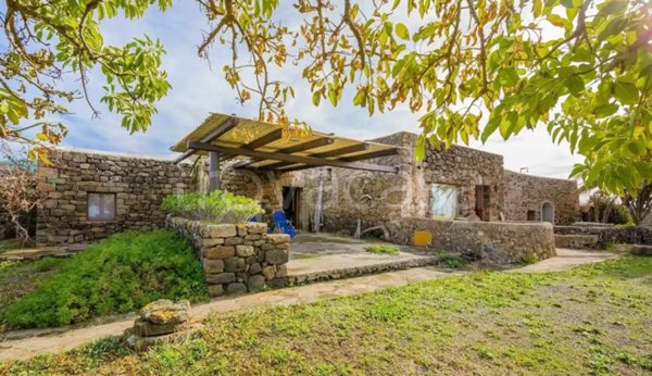 casa indipendente in vendita a Pantelleria in zona Gadir