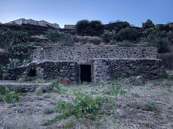 terreno edificabile in vendita a Pantelleria in zona Scauri