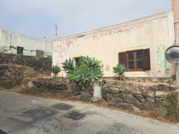pentavano in vendita a Pantelleria in zona Tracino