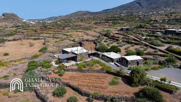 esavano in vendita a Pantelleria in zona Scauri