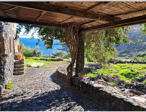 casa indipendente in vendita a Pantelleria in zona Gadir