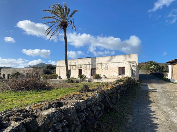 pentavano in vendita a Pantelleria in zona Gadir