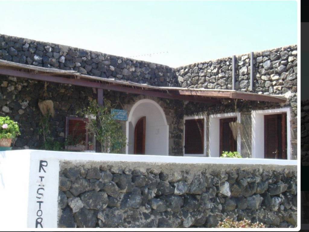 intera palazzina in vendita a Pantelleria in zona Kamma