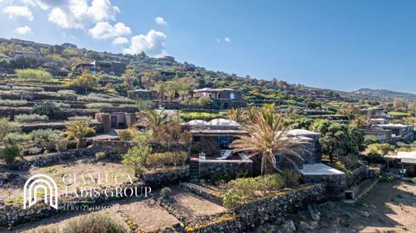 pentavano in vendita a Pantelleria in zona Tracino