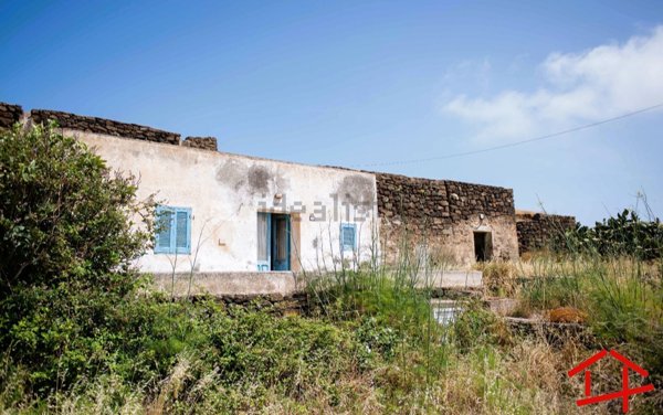 pentavano in vendita a Pantelleria in zona Venedise