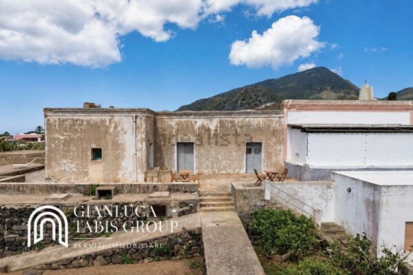 esavano in vendita a Pantelleria in zona Reckhale