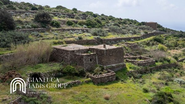 esavano in vendita a Pantelleria in zona Reckhale
