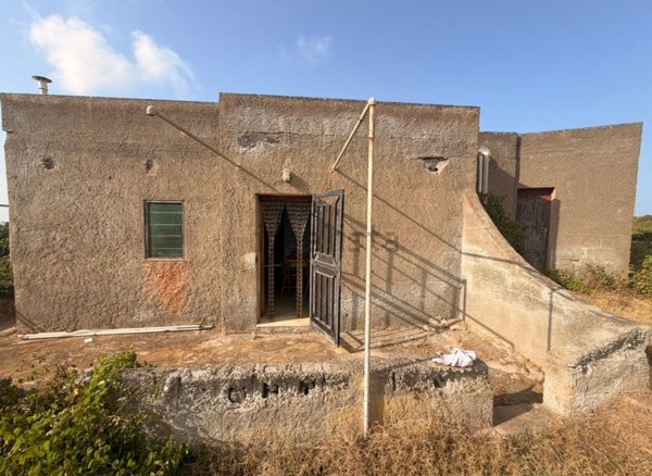pentavano in vendita a Pantelleria in zona San Vito