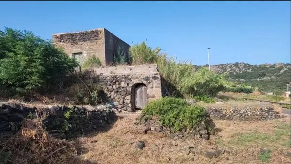 pentavano in vendita a Pantelleria in zona Bugeber