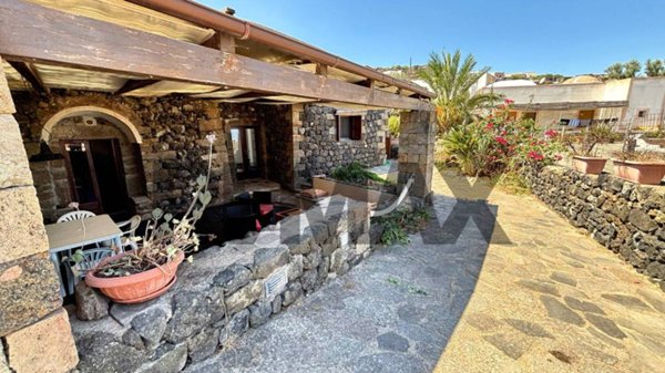 casa indipendente in vendita a Pantelleria in zona Tracino