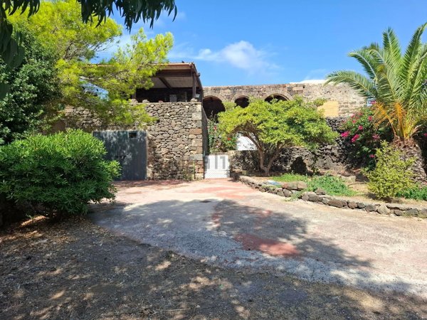 casa indipendente in vendita a Pantelleria in zona Garitte Karuscia
